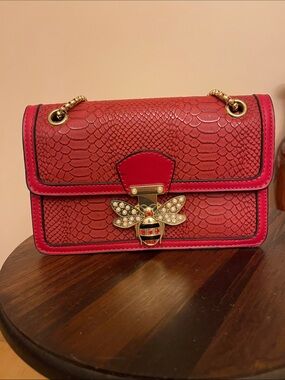 Red Textured Shoulder Bag with Gold Chain and Bee Accent